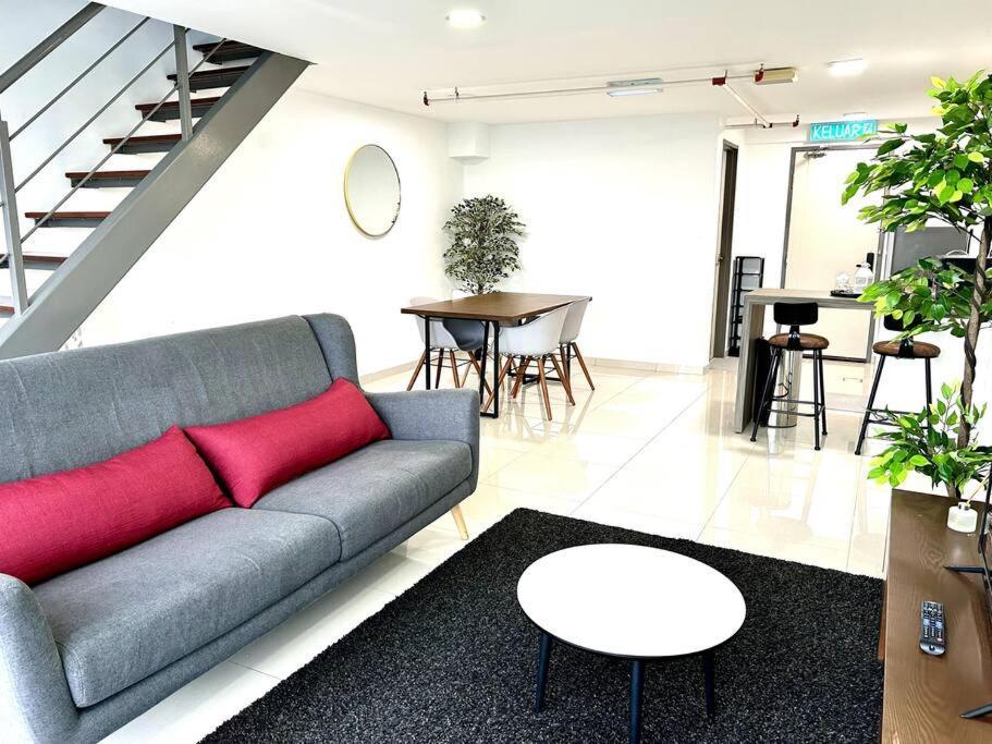 Pinnacle Pj-duplex,projector,free Parking,near Lrt,2-6pax *