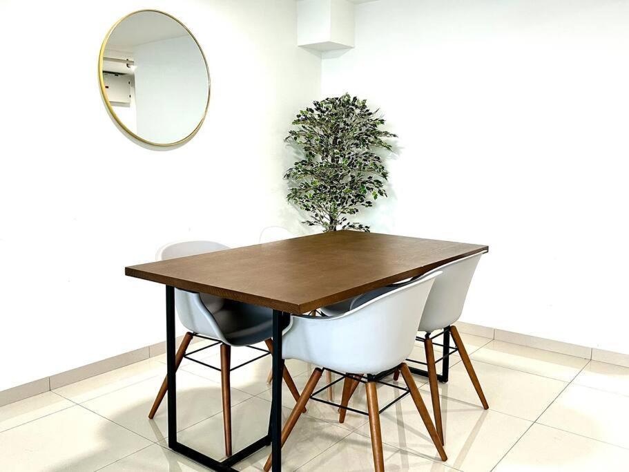 Pinnacle Pj-duplex,projector,free Parking,near Lrt,2-6pax Apartment