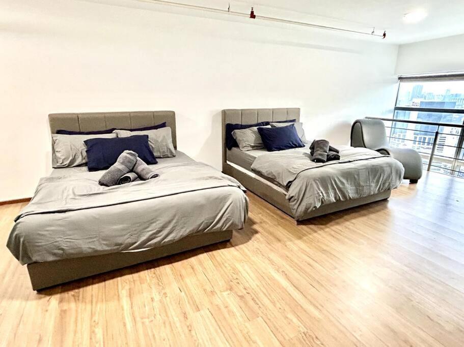 Pinnacle Pj-duplex,projector,free Parking,near Lrt,2-6pax