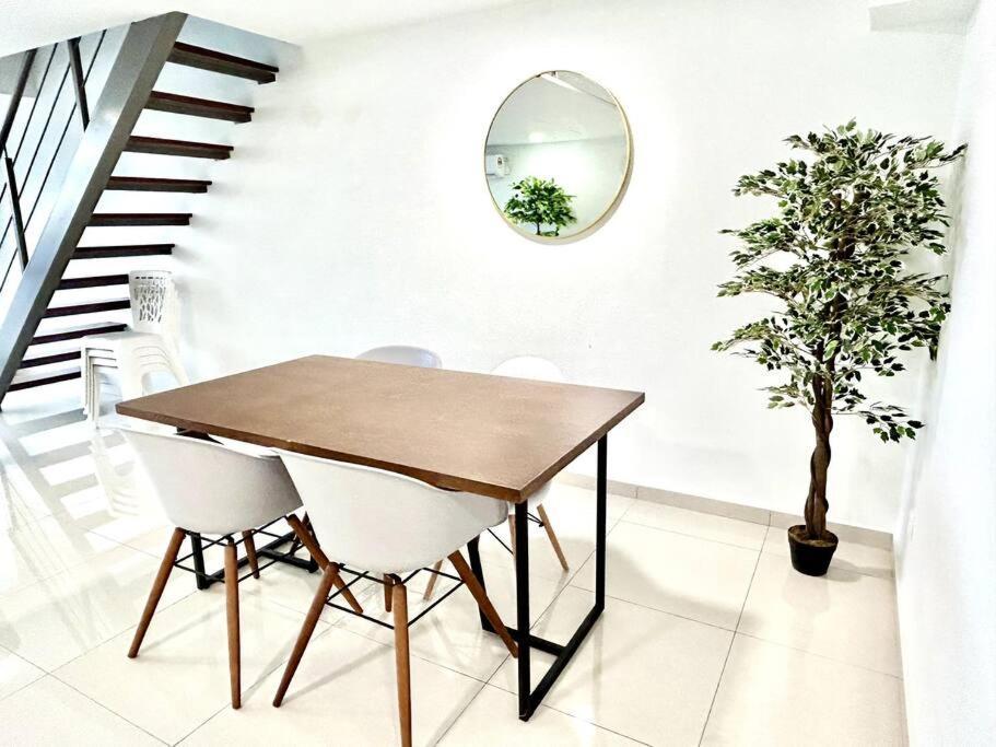 Apartment Pinnacle Pj-duplex,projector,free Parking,near Lrt,2-6pax