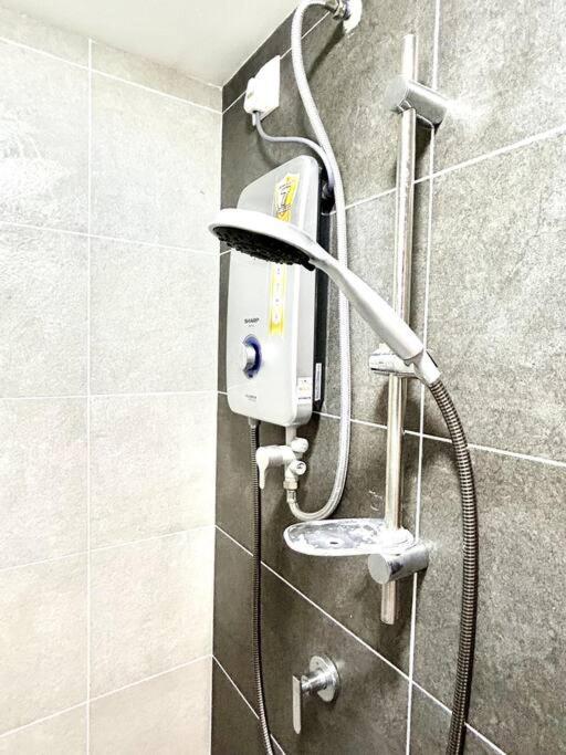 Pinnacle Pj-duplex,projector,free Parking,near Lrt,2-6pax Petaling Jaya