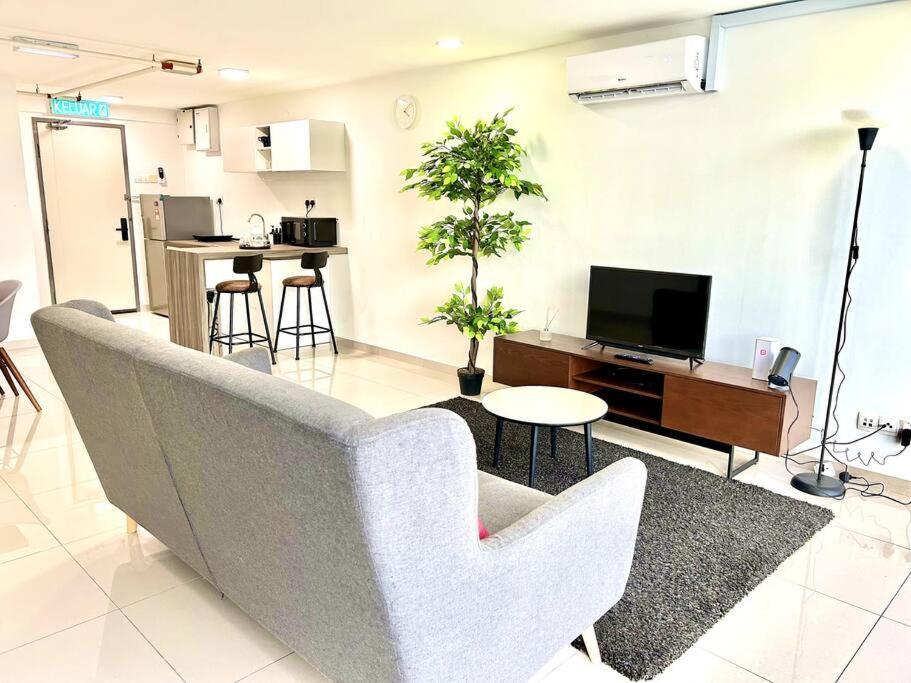 Apartment Pinnacle Pj-duplex,projector,free Parking,near Lrt,2-6pax