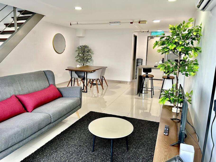 Pinnacle Pj-duplex,projector,free Parking,near Lrt,2-6pax Apartment
