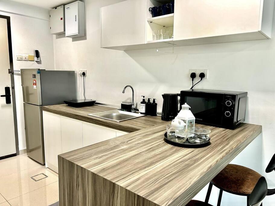 Pinnacle Pj-duplex,projector,free Parking,near Lrt,2-6pax